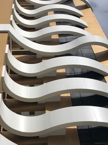 Fachada de ACM e policarbonato